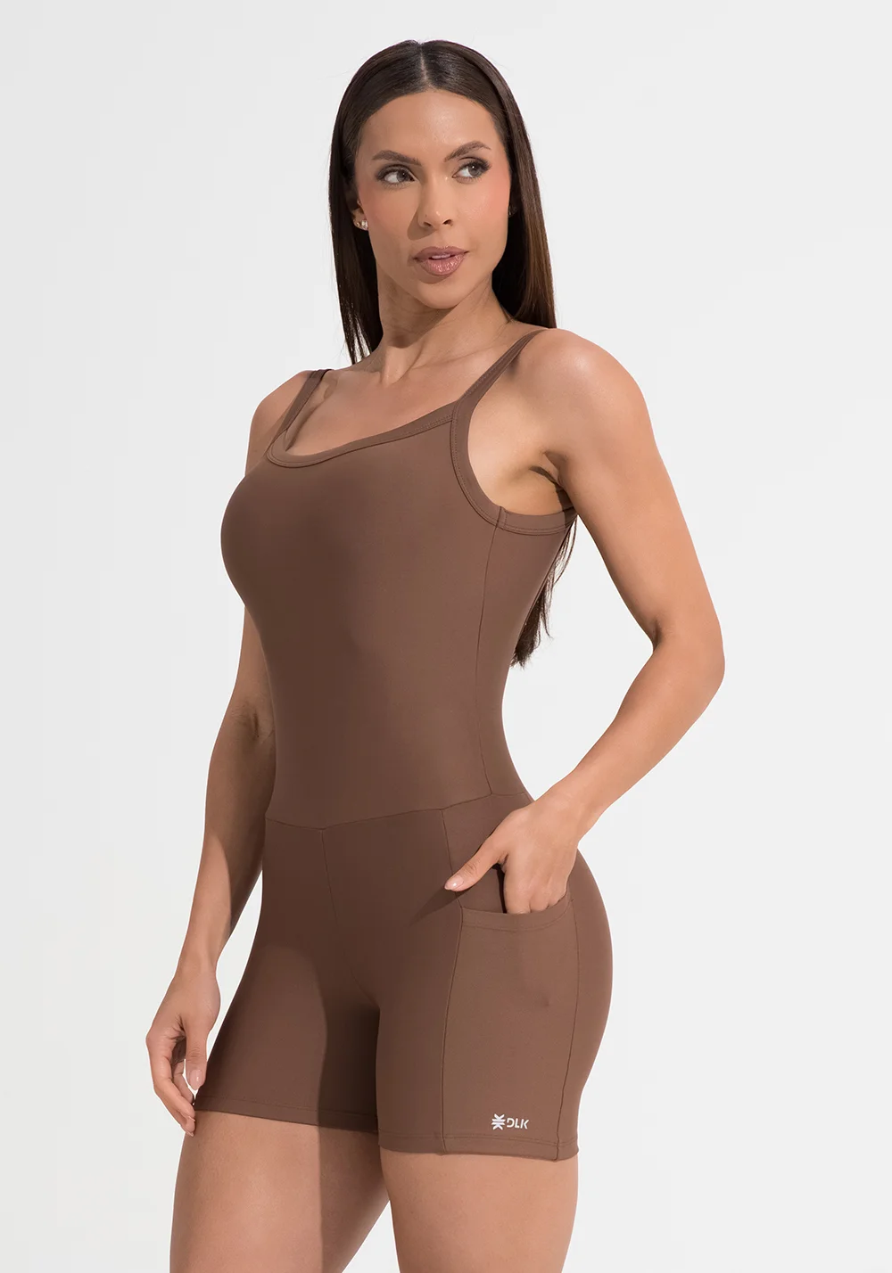 Macaquinho fitness feminino marrom com bolsos aura dlk