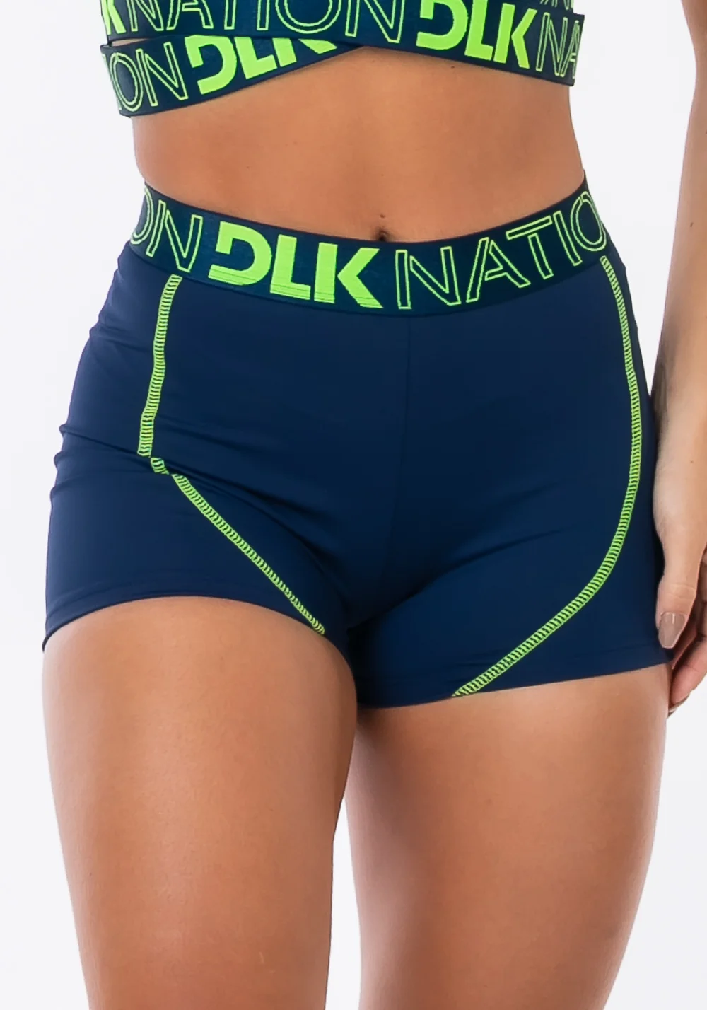 Short nation com elástico na cintura azul marinho dlk