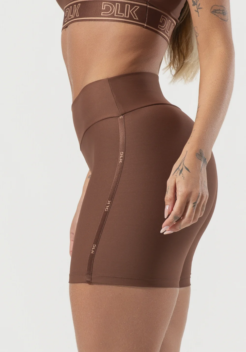 Bermuda fitness feminina com elástico estreito lateral activity dlk marrom