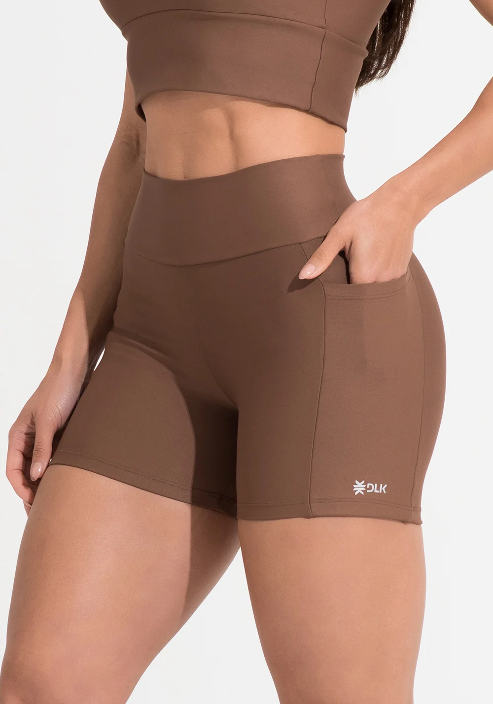 Short fitness feminino marrom com bolsos aura dlk