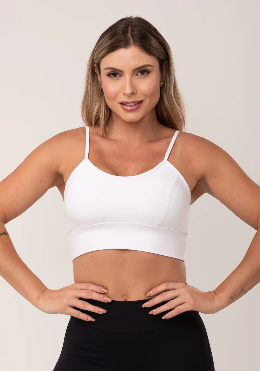 Top fitness branco com recortes e bojo básico dlk