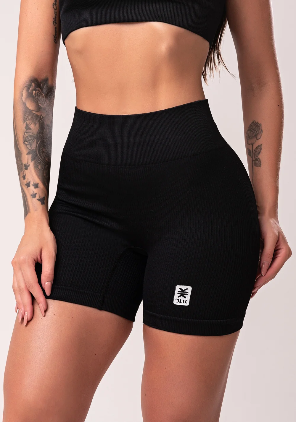 Bermuda fitness feminina preto com cós alto texturizada seamless dlk